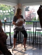 Uma y su bebé en una cafetería de Nueva York, dos días después de dar a luz.